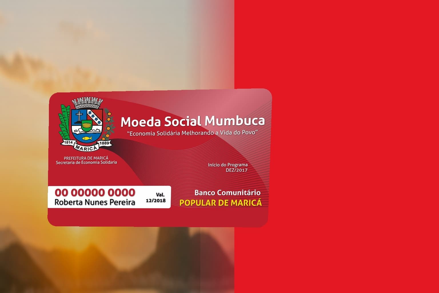 Cartão Moeda Social Mumbuca em destaque com a costa de Maricá ao fundo